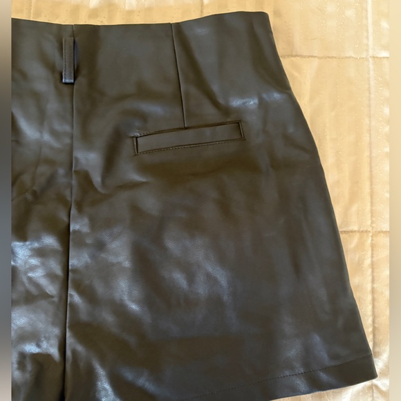 🤍Black Faux Leather Shorts 🤍 - Picture 4 of 4